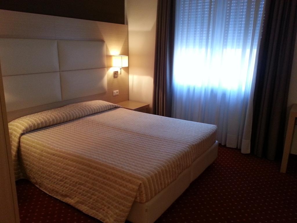Hotel Regina Bolzano Oda fotoğraf